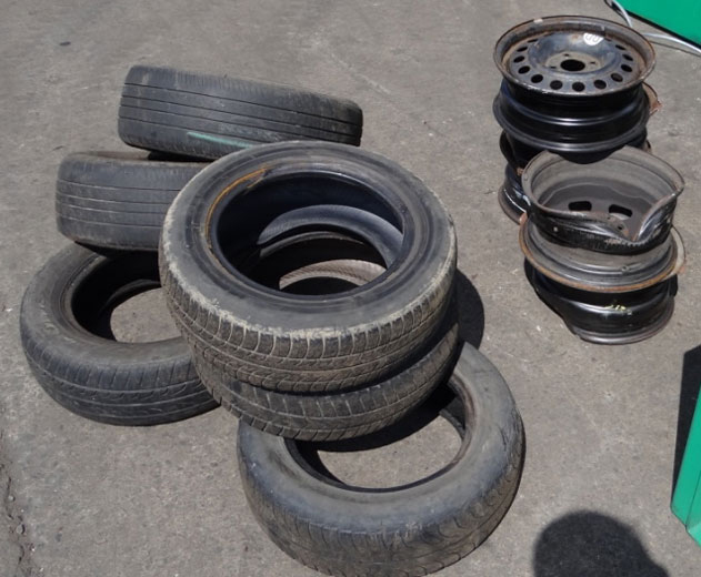 Old car tyres | Gradeall Tyre Rim Separator