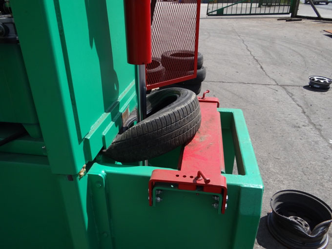 Tyre rim separator made by Gradeall