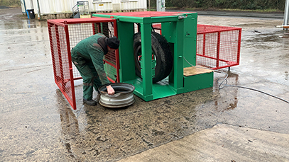 Gradeall Truck Tyre Rim Separator Lifting out old rim