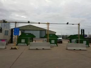 Static waste compactor for amenity site