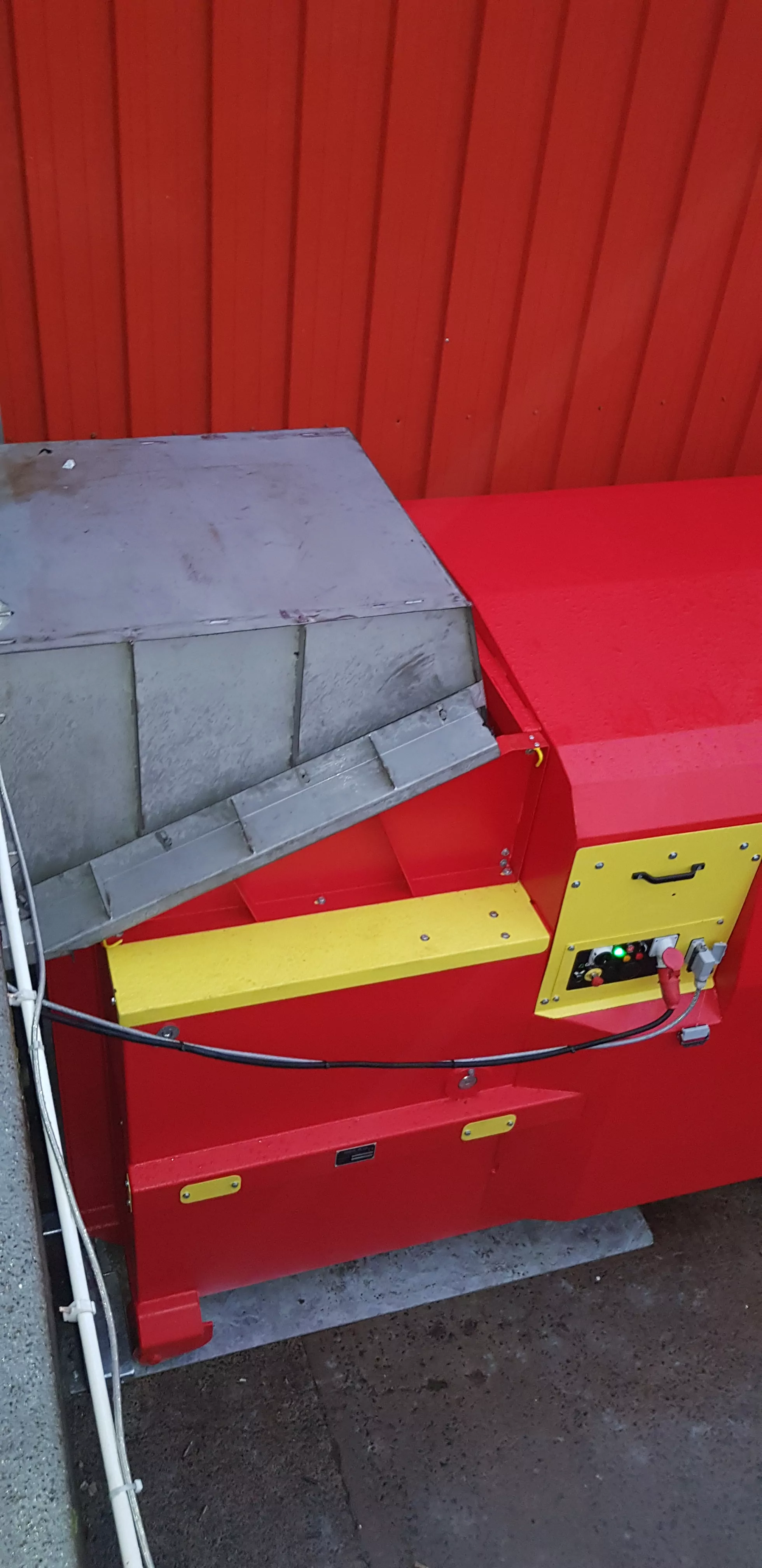 Chute fed compactor, chute feed system, waste compactor 